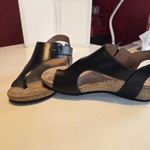 brand new taos fame sandal in black